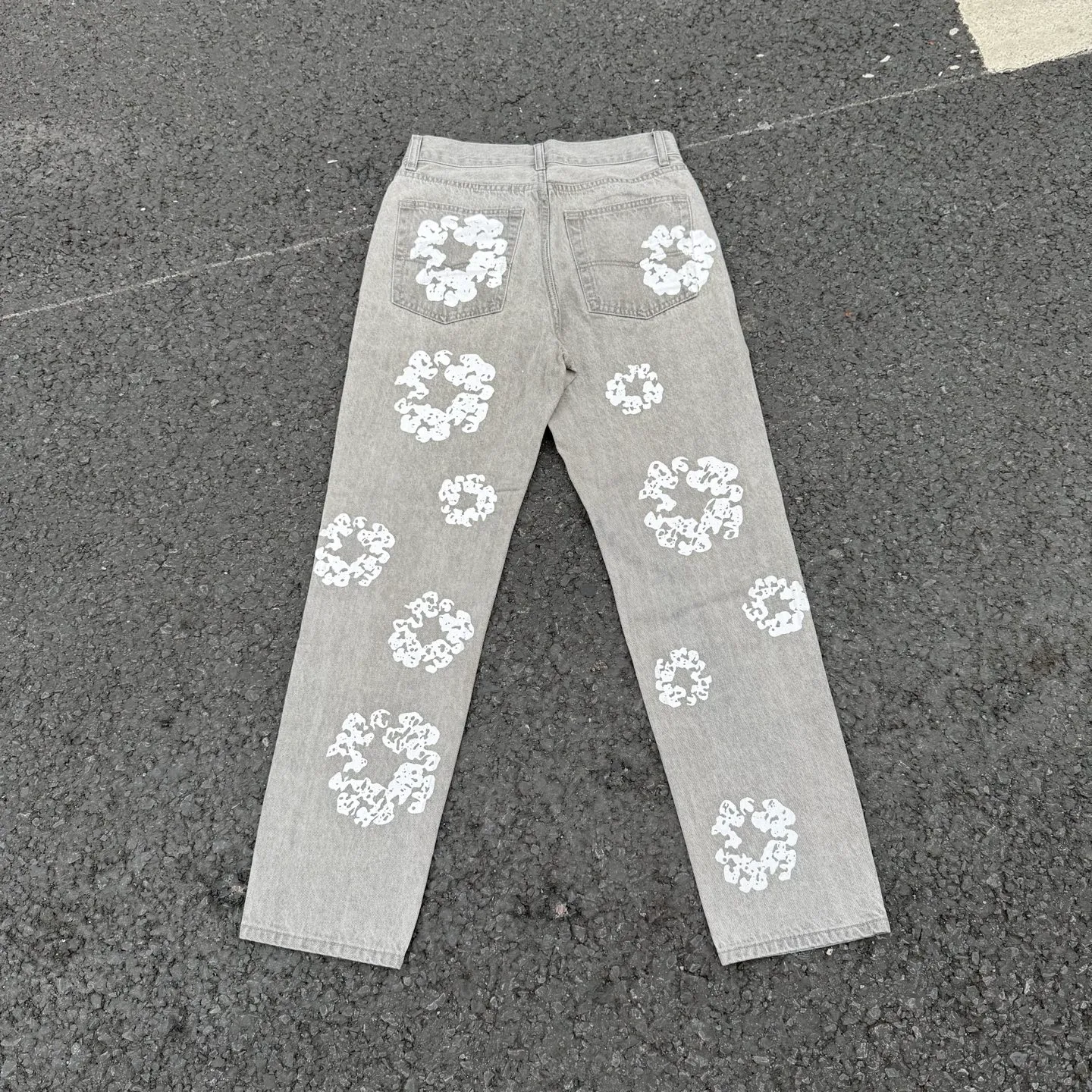 #8197 P220💰 DENIM TEARS Kapok American niche brand printed washed straight jeans. Produced by a major washed factory. Full of high-end feel. Knee part destroyed design with patchwork design. Already used as facade design. Leather waist nameplate. The focus of this style is not on washing, but on the destroyed shape and version. The secret lies in the craftsmanship of the master. The cost of post-production grinding, machining, knife cutting, etc. is far beyond comparison with assembly line products. Color: black, blue, gray. Size: 28-36 (corresponding to S-XXL)
